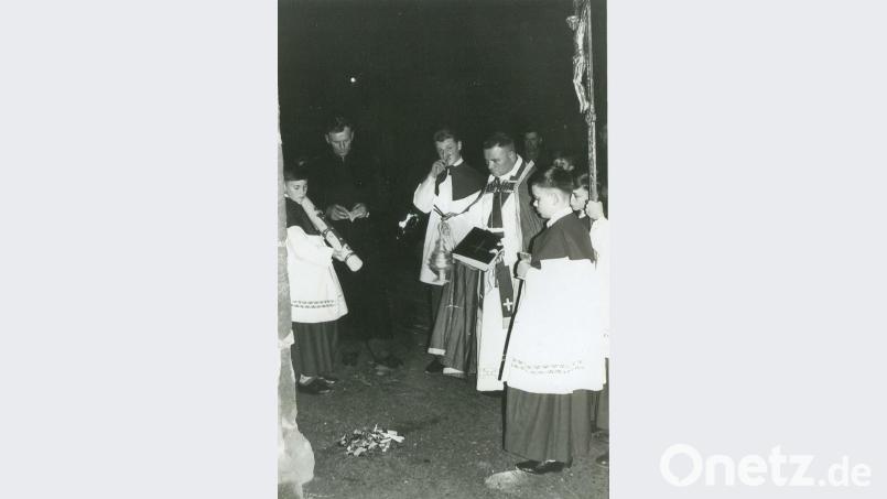 Der Auftakt zur Osternachtsfeier in Michelfeld wohl im Jahr 1961 (von links): Luitpold Dietl als Ministrant, der die Osterkerze trägt, dann Mesner Josef Kormann, Ministrant Reinhard Fischer, Pfarrer Johann Müller sowie die Ministranten Michael und Hans Tabery. Bild: Archiv Luitpold Dietl