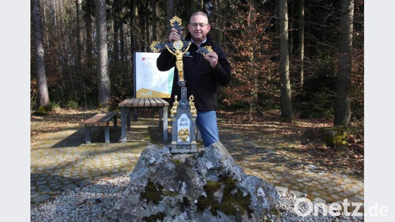 OWV-Vorsitzender Bernd Schwamberger mit den abgebrochenen Teilen vom &quot;Kimmerles&quot;-Kreuz, die im Januar wieder aufgefunden wurden. Bild: kro