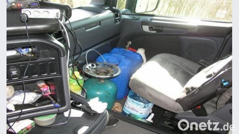 Ohne Ventilschutz und völlig ungesichert entdeckten die Polizeibeamten eine Gasflasche im Führerhaus des Lastwagens mit litauischem Kennzeichen. Bild: Verkehrspolizei Weiden