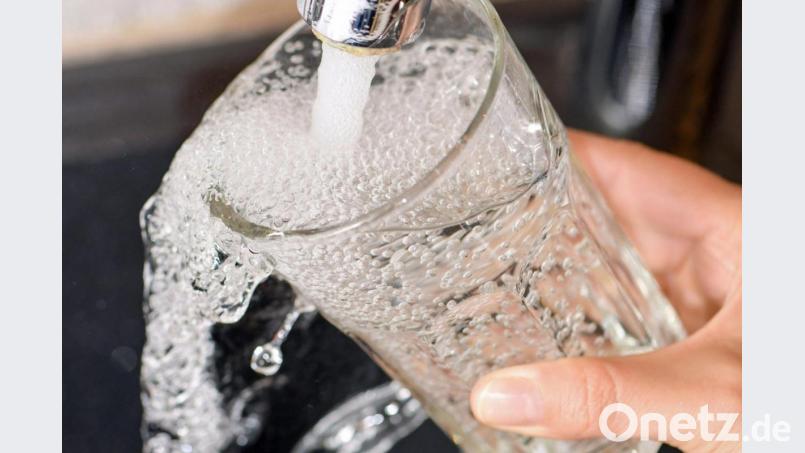Für die Anschlussnehmer der Wasserversorgung Mitterteich ändert sich bis Ende 2024 nichts: Die Gebühren bleiben unverändert. Symbolbild: Patrick Pleul