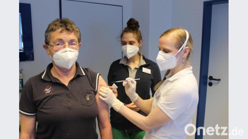 Jetzt sind auch die Hausärzte an Bord: Die Assistenzärztin Dr. Dana Vokřálová und die medizinische Fachangestellt Andrea Gradl impfen am Mittwoch in der Praxis von Dr. Michael Scherer in Sulzbach-Rosenberg eine Patientin mit Astrazeneca. Archivbild: Dr. Michael Scherer/exb