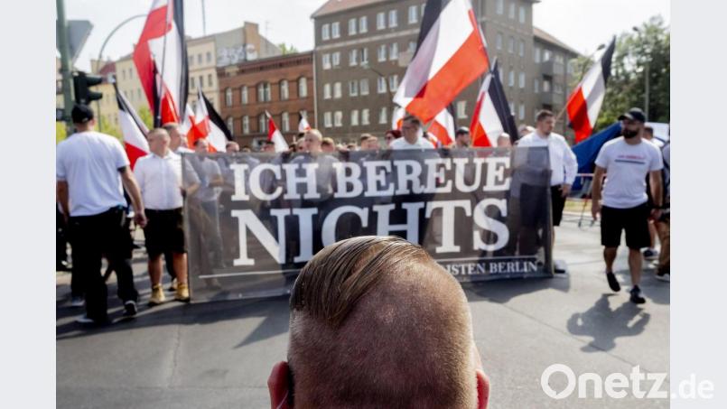 Nicht nur Corona geschuldet, treten Neonazis, wie hier zum 31. Todestag von Rudolf Heß, nicht mehr so häufig öffentlich auf. Vieles spielt sich unter &quot;Kameraden&quot; ab. Symbolbild: Christoph Soeder/dpa