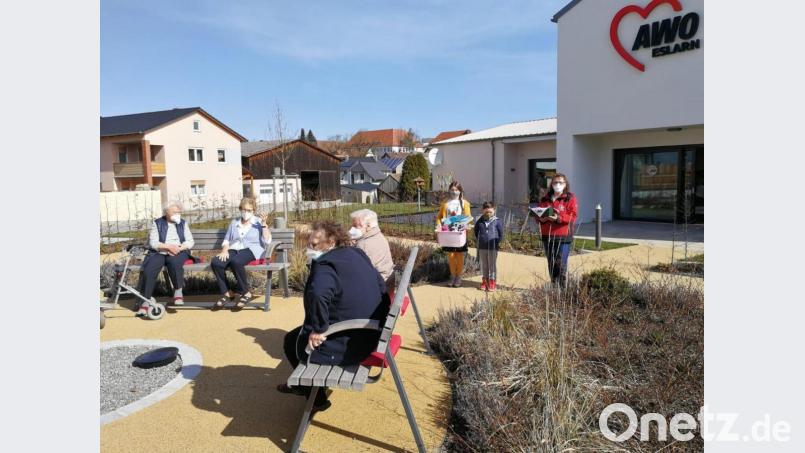Die österlichen Werke der Kinder an die Seniorinnen übergab Pflegedienstleiterin Gerlinde Simon im Beisein von Mia-Sophie und Tim Gawel. Bild: gz