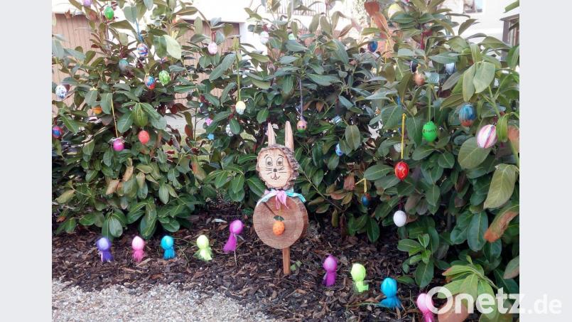 Bunt geschmückt mit Ostereiern ist momentan die „Zeithaltestelle“ beim Pfarrhof: Das Ergebnis einer Aktion des Familiengottesdienstkreises zum Osterfest. Bild: lgc