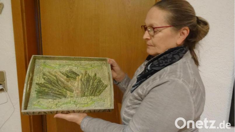Passend für die Spargelzeit hat Galina Schorich dieses Tablett gestaltet. Bild: hka