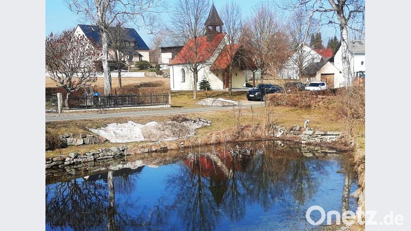Ein Foto, bei dem sich die Kapelle im Wasser spiegelt, ist nicht immer möglich. Seit Jahren ist das fehlende Wasser im Löschteich ein Problem. Eine Lösung kann bei der Sanierung der Nageler Straße vielleicht gefunden werden. Bild: ld