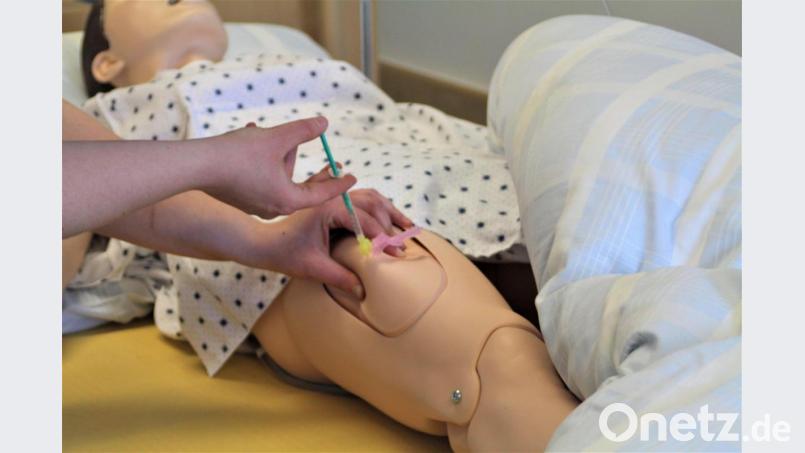 Auch das Üben von Injektionen zählt zum Programm beim Einsatz der neu angeschafften Pflegepuppe an der Berufsfachschule für Sozialpflege. Bild: Claudia Zollbrecht