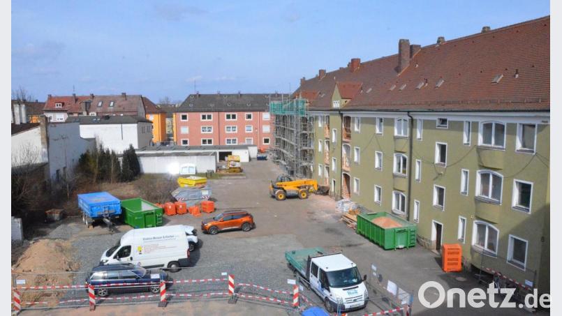 Wo jetzt Baumaschinen parken, soll bald sattes Grün erblühen. Außerdem ist eine Tiefgarage geplant. Bild: uz