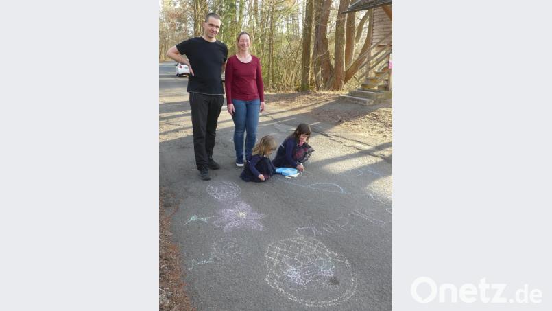 Die Töchter von Kathleen und Florian Walberer üben sich beim malen von Ostereiern Bild: rn