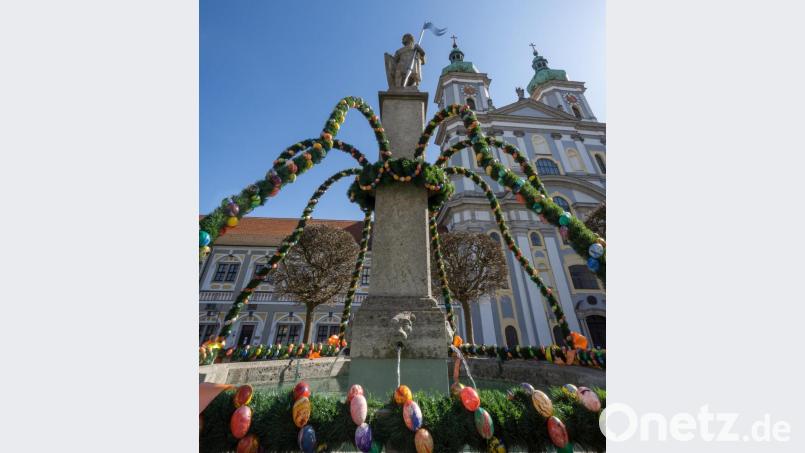 Der Brunnen am Basilikaplatz ist wieder österlich geschmückt. Bild: Tina Breitner/exb