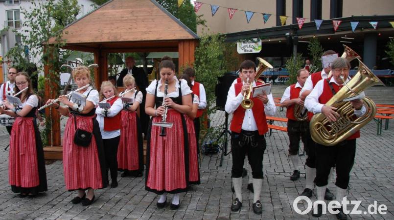 Das Standkonzert des Musikvereins Wiesau unter der Leitung von Josef Polata (rechts) bildet stets den Auftakt, um beim Rathaus drei Tage lang Bürgerfest zu feiern. Hier ein Archivbild aus dem Jahr 2019. Archivbild: wro