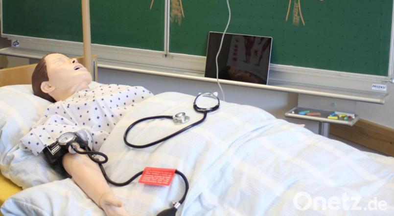 Was die Auszubildenden der Pflegepuppe Gutes oder auch weniger Gutes tun, zeichnet das Tablet lückenlos auf. Im Unterrichtsgespräch werden die Ergebnisse anschließend aufgearbeitet. Bild: Claudia Zollbrecht