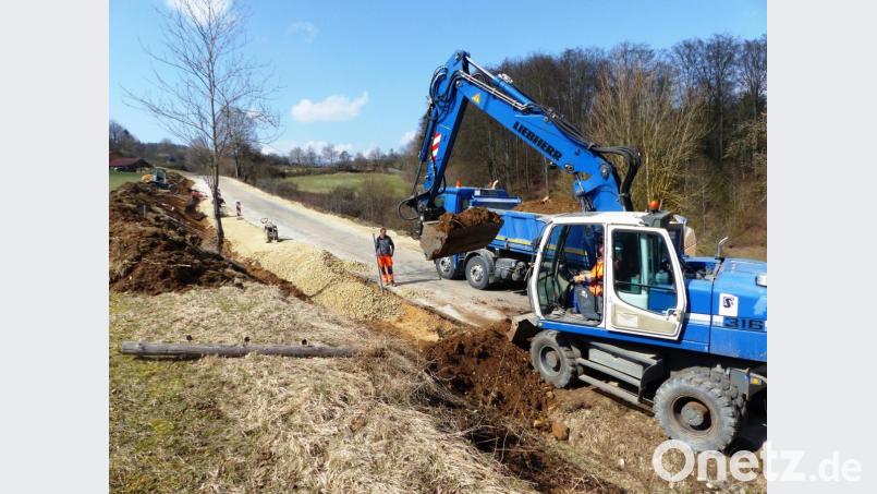 Nach den Baggerarbeiten wird die Straße am Ortsausgang von Kastl mit einem Schotterbett verbreitert und werden die Kurven entschärft. Bürgermeister Stefan Braun (Hintergrund) inspiziert die Baustelle und wundert sich über den Durchgangsverkehr auf der gesperrten Straße. Bild: jp