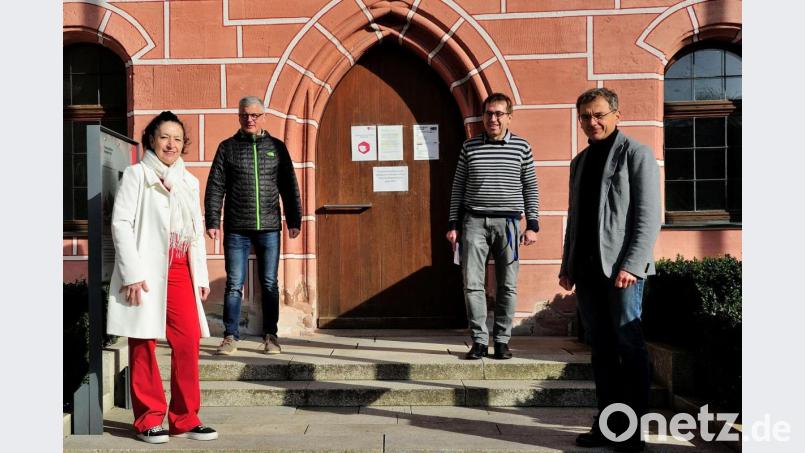 Petra Schöllhorn, Hartmut Burkhardt, Klaus Gebel und Reinhard Kräuter (von links) vom Lions-Club ziehen den Hut vor allen „Corona-Helden“. Ein großes Dankeschön soll es geben, auch wenn wegen Corona noch unklar ist, wann. Bild: Johann Gebhardt/exb