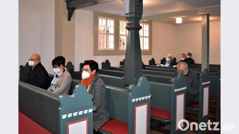 Die Gläubigen müssen Abstand halten beim Karfreitagsgottesdienst. Wegen der Pandemie gingen viele nicht in die Kirche. Es gab auch die Möglichkeit, den Karfreitagsgottesdienst online in der Weidener Kirche St. Michael zu erleben. Bild: rgr