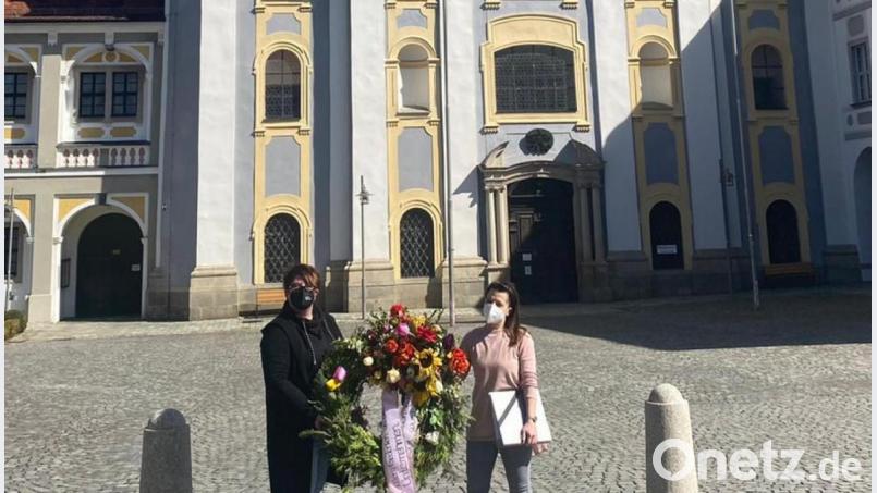 Bei der Übergabe des Trauerkranzes in Waldsassen: von links Heike Suchanek und Melanie Blumberg. Bild: Andrea Burger/exb
