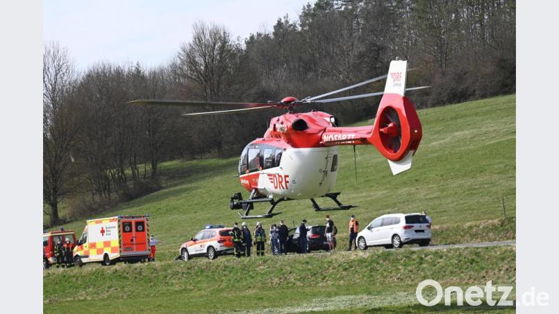 In der Nähe des Gasspeichers Eschenfelden landete am Nachmittag des Gründonnerstags der Rettungshubschrauber Christoph 80 aus Weiden-Latsch. Dort war ein Motorradfahrer verunglückt. Bild: gf