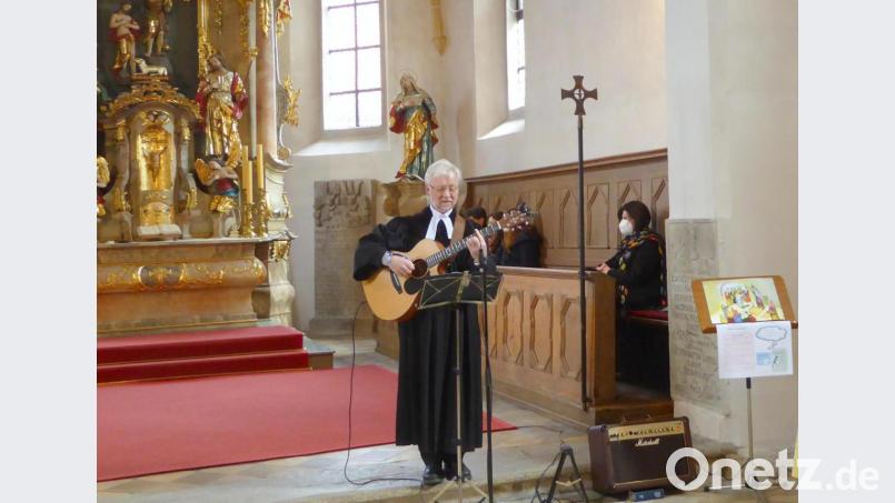 Pfarrer Römischer eröffnet die Andacht mit seiner Gitarre. Bild: fsb