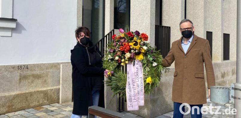 Waldsassens Bürgermeister Bernd Sommer nahm den Trauerkranz von Heike Suchanek in Empfang. Bild: Andrea Burger/exb