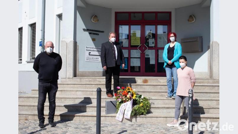 Holger Paschedag, Zweiter Bürgermeister Johann Brandl, Nicole König und Melanie Blumberg (von links) bei der Übergabe des Trauerkranzes vor dem Eingang des Rathauses in Mitterteich. Bild: pz