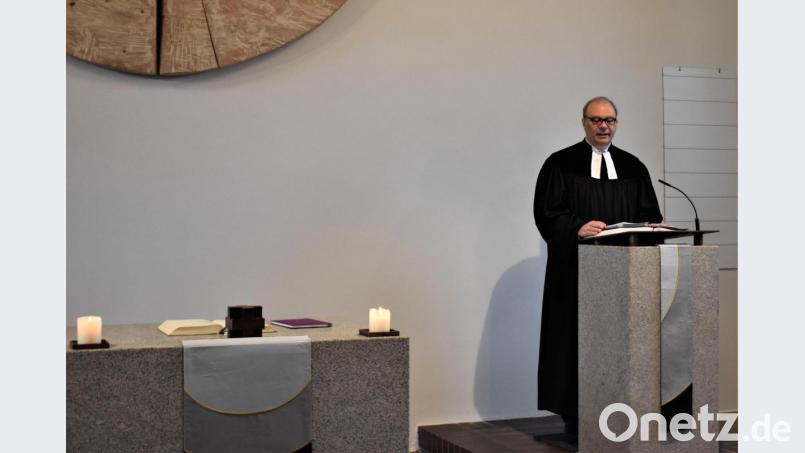 Dekan Thomas Guba feiert an Karfreitag den Gottesdienst in der evangelischen Michaelskirche in Grafenwöhr. Bild: rgr
