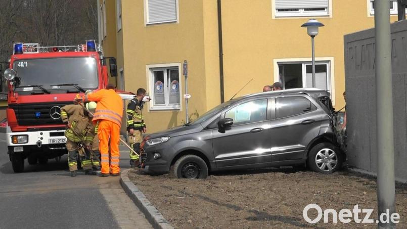 Ein 71-Jähriger krachte am frühen Donnerstagnachmittag rückwärts mit seinem Ford gegen die neue Betonmauer am Platz La Ville du Bois Bild: nic