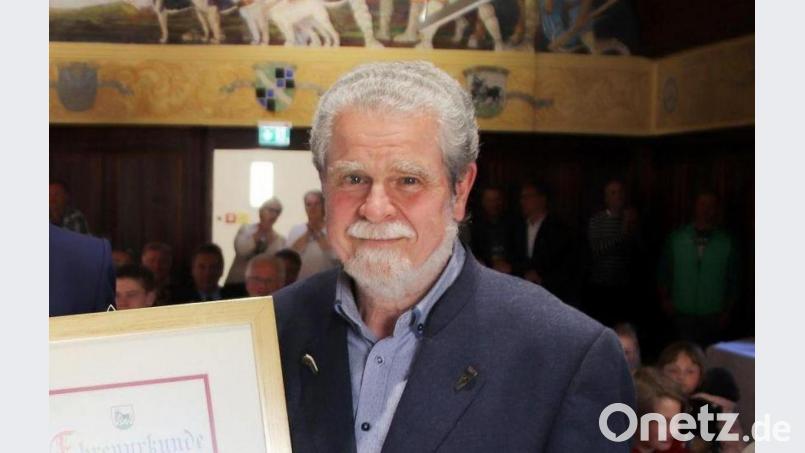 Johannes Lindner bei der Verleihung der Bürgermedaille der Stadt Auerbach im April 2019. Archivbild: jma
