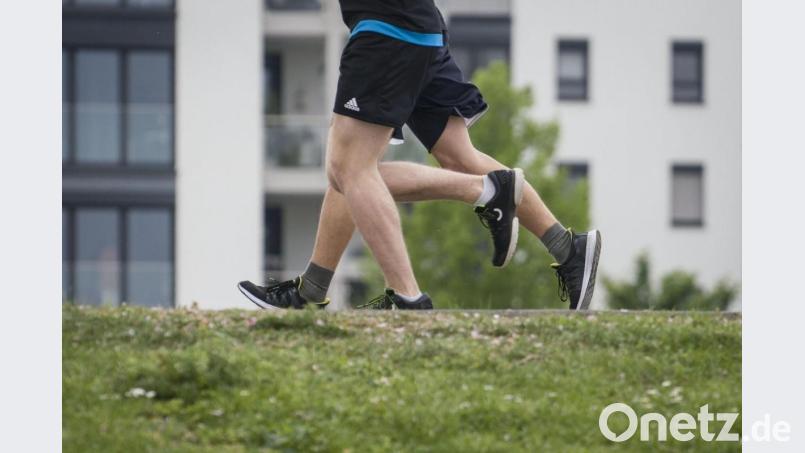 Wer jammert, was wegen Corona alles nicht geht, sollte vielleicht auch einmal darüber nachdenken, was geht: Laufen zum Beispiel. Oder spazieren gehen. Hilft gegen Pandemie-Frust und ist gut für die Gesundheit, sagt der Kümmersbrucker Sportkoordinator Peter Schuller. Symbolbild: Frank Rumpenhorst/dpa