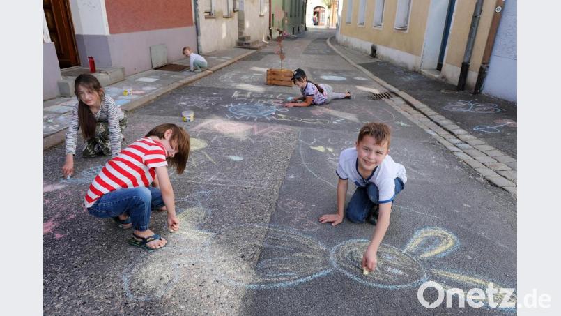 Kinder aus der Zehentgasse haben in Lockdown-Zeiten eine schöne Beschäftigung gefunden. Passend zu Ostern. Bild: Wolfgang Steinbacher