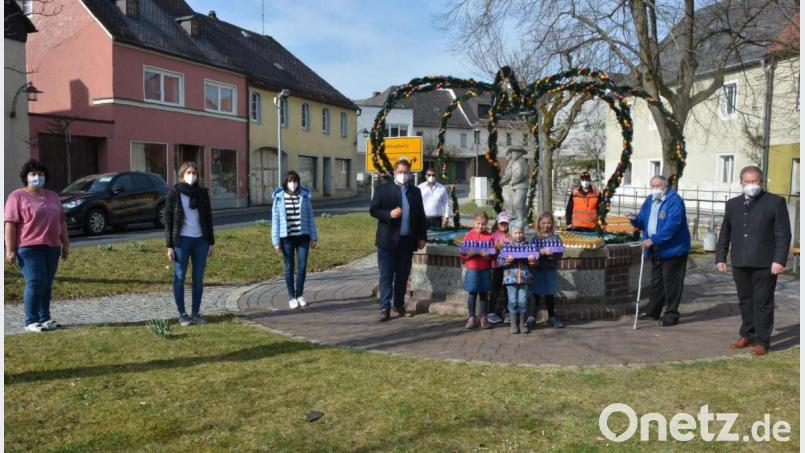 Seit Gründonnerstag präsentiert sich der Stiftländer Heimatbrunnen als Osterbrunnen. Bei der Vorstellung mit dabei waren Bürgermeister Stefan Grillmeier (Vierter von links) und sein Stellvertreter Johann Brandl (rechts), Willi Schneider (Dritter von rechts) sowie Betreuerinnen von den drei Kindergärten mit einigen Kindern und Vertreter des Burschenvereins Mitterteich und des städtischen Bauhofs. Bild: jr