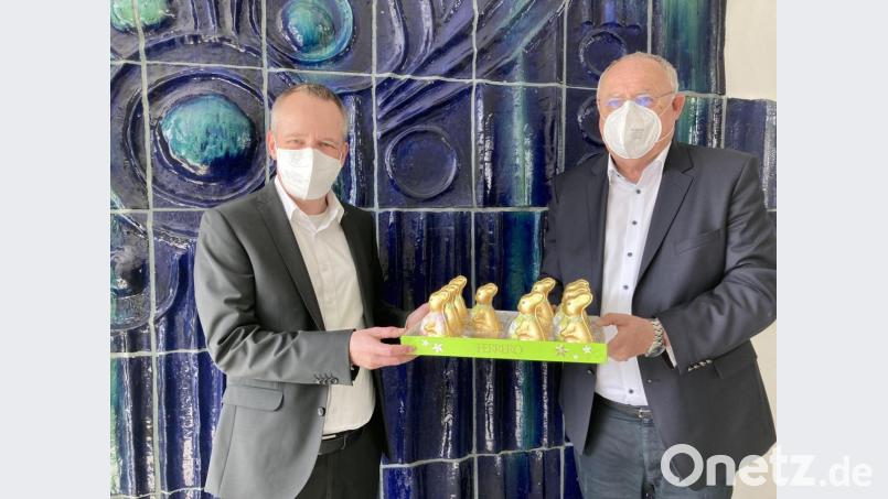 Schokohasen als Dank für die engagierten Kräfte überbrachte Bürgermeister Lothar Höher (rechts) an Dr. Thomas Holtmeier, Leiter des Gesundheitsamtes Weiden-Neustadt/WN. Bild: exb/Stadt Weiden