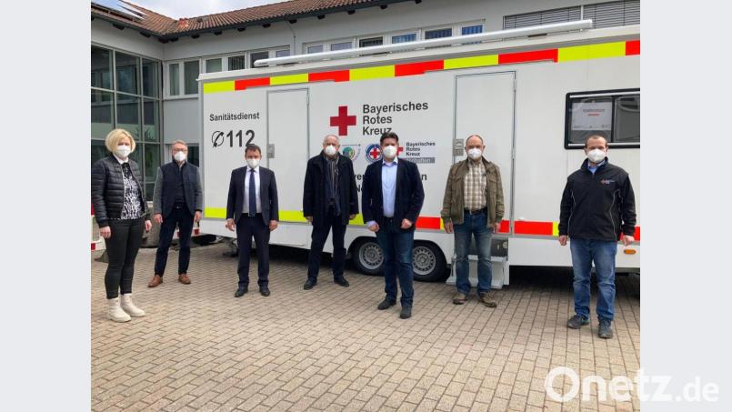 Mit einer Osterbrotzeit dankten (von links) Rechtsdezernentin Nicole Hammerl, Bürgermeister Reinhold Wildenauer, Oberbürgermeister Jens Meyer und Bürgermeister Lother Höher am Karsamstag den Aktiven, die im Impfzentrum Weiden Dienst taten. Darüber erfreut zeigten sich die Verantwortlichen des Impfzentrums (von rechts) Sebastian Seibert (stellvertretender Verwaltungsleiter), Gerhard Wührl (Ärztlicher Leiter) und Sandro Galitzdörfer (Leiter des Impfzentrums). Bild: exb/Stadt Weiden