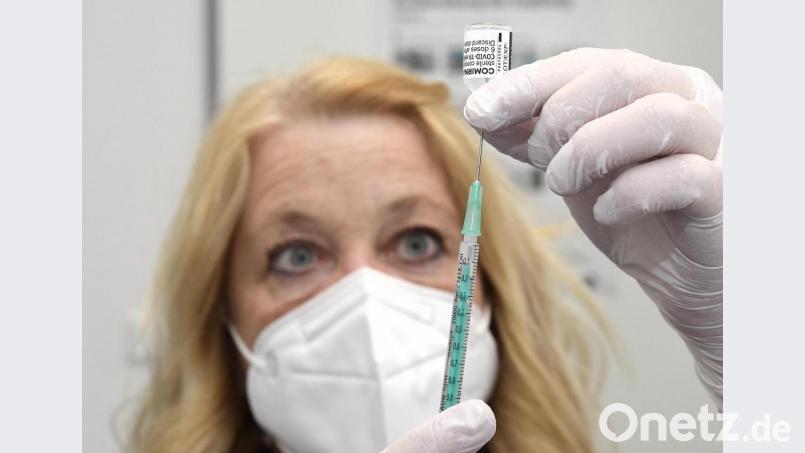Eine Mitarbeiterin im Impfzentrum Sulzbach-Rosenberg zieht eine Spritze mit dem Biontech-Impfstoff auf. Bis 13. April wird in den beiden Amberg-Sulzbacher Impfzentren nur dieser und der von Moderna gespritzt. Archivbild: Petra Hartl