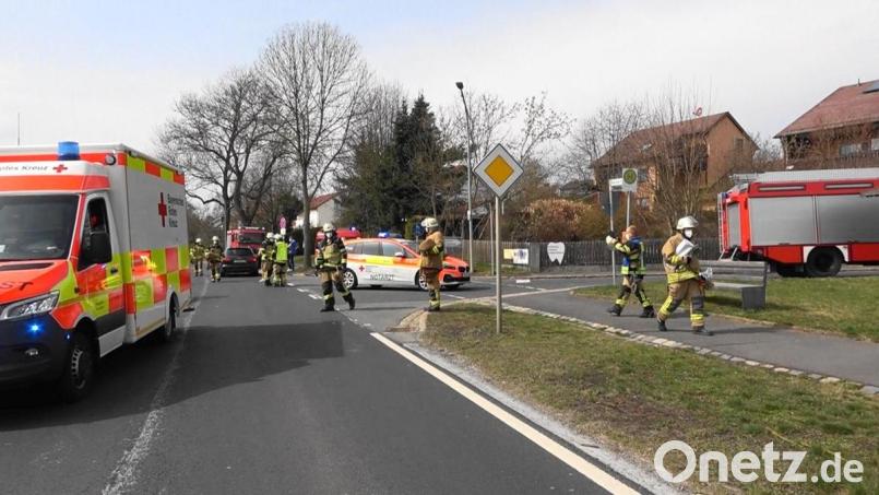 An der Einmündung des Siedlerwegs in die Mähringer Straße in Tirschenreuth stieß ein 14-Jähriger am Donnerstagnachmittag mit seinem Tretroller gegen ein Auto. Der Junge erlitt schwere Verletzungen und wurde mit einem Rettungshubschrauber in eine Klinik nach Regensburg gebracht. Bild: nic