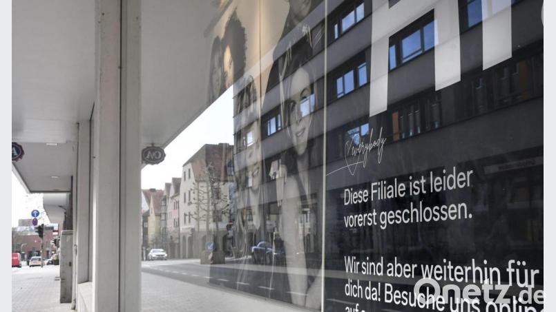 Diese und ähnliche Schilder könnten schon in der nächsten Woche verschwinden. In Weiden könnte es schon in der nächsten Woche Lockerungen auch im Handel geben. Bild: Petra Hartl