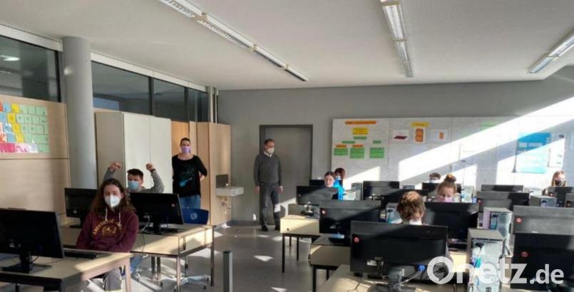 Wolfgang Bodensteiner und Nicole Gleißner (stehend, von rechts) begleiten die virtuelle Berufsorientierung der Neunt- und Zehntklässler an der Markus-Gottwalt-Schule. Bild: rn