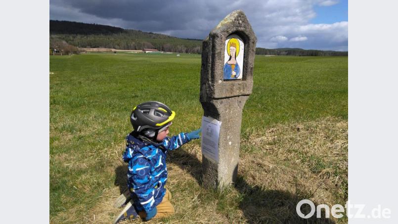 Spielerisch erlebten die Kinder an acht Stationen die Emmausgeschichte und durften dann am Sportplatz eine Überraschung suchen. Bild: Ilona Maiwald/exb