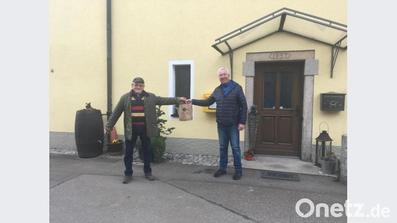 Vorsitzender des Männergesangvereins Josef Varnhold überreicht in Döllnitz das gesegnete Osterfrühstück. Bild: sl