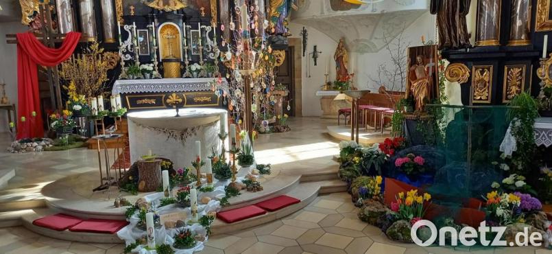 „Jesus ist auferstanden. Er ist wahrhaftig auferstanden!“ Das wird zu Ostern auch in der geschmückten Pfarrkirche St. Georg deutlich. Stadtpfarrer Edmund Prechtl, tatkräftig unterstützt unter anderem von Richard Wolf, Anita und Reiner Müller, Ruth Baur sowie Mesnerin Alexandra Ermer, beweist zu den kirchlichen Hochfesten immer wieder aufs Neue sein Händchen fürs Dekorieren. Bild: mng