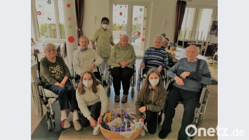 Leonie Reil und Annalena Stahl (v.l.) übergaben stellvertretend für die Firmlinge den Osterkorb. Bild: gz