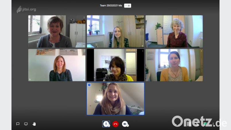 Im Screenshot zu sehen von oben links: Marion Neumann (Leitung), Katja Schmutzler (Psychologin), Beate Wiedemann (Sozialpädagogin), Isabella Oelschlegel (Psychologin), Martina Knirsch (Teamassistentin), Susanne Piller (Pädagogin) und Sophia Gleixner (Psychologin B.Sc.). Screenshot: KJF Tirschenreuth/exb