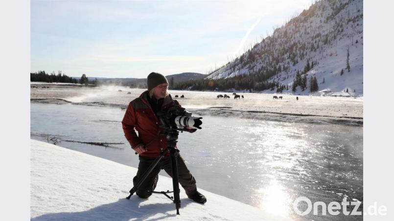 Andreas Kieling im Yellowstone Nationalpark. Überall brodelt es aus unzähligen Geysiren und geothermalen Quellen. Am 11. April starten im ZDF die neuen Folgen von &quot;Terra X: Kielings wilde Welt&quot; Bild: Lea Goldberg/ZDF