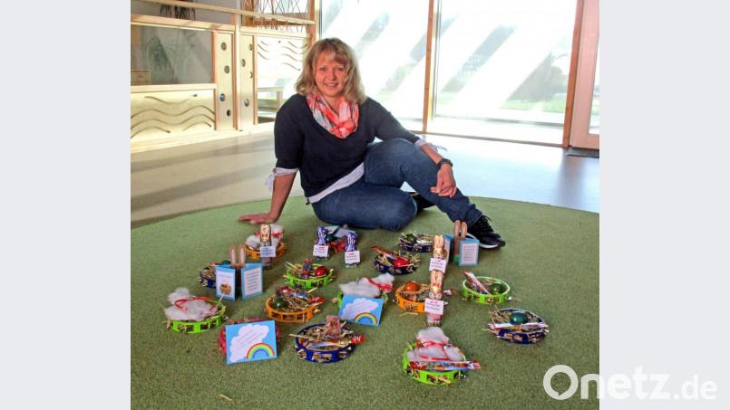 Stellvertretende Kita-Leiterin Martina Lorenz packt die Osterüberraschungen für die Kinder Bild: fvo