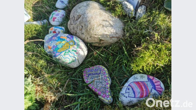 Ein kreativer Stein nach dem anderen ließ ein Gesamtkunstwerk im Kirchgarten von Roggenstein zu Ostern entstehen. Bild: dob