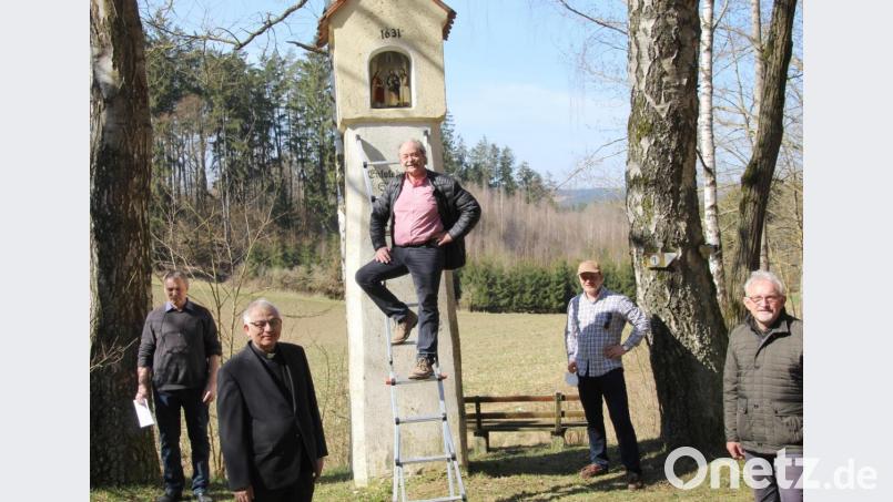 Einsetzung der Bildtafel in die Quirinsäule mit Otto Fichtl, Pfarrer Manfred Wundlechner, Künstler Stefan Schadeck, Markus Haug und Bürgermeister Rudolf Schopper (von links) Bild: fsb