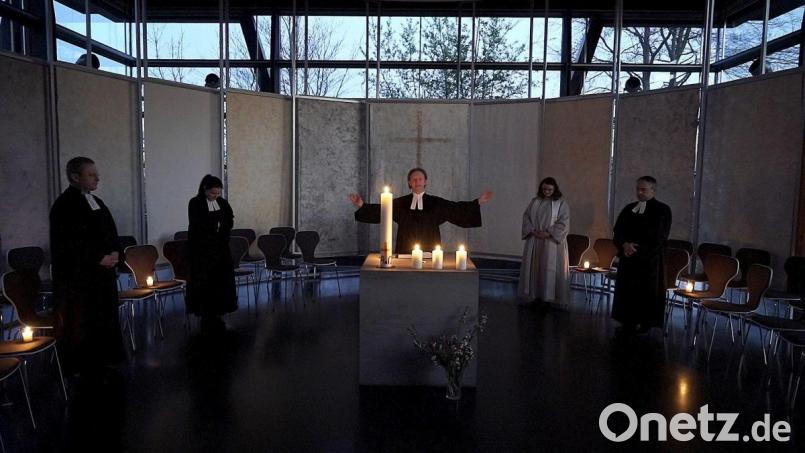 Pfarrer Bernd Schindler (Mitte) feierte die Osternacht im Martin-Schalling-Haus. An seiner Seite waren (von links) Pfarrer Joachim von Kölichen, Pfarrerin Julia Sollinger, Diakonin Veronika Fleps und Pfarrer Matthias Weigart. Bild: Alexander Unger