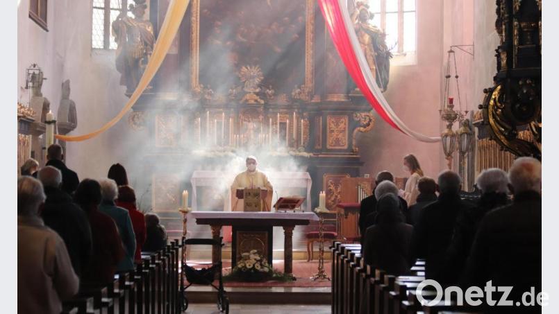 Eine feierliche Osterstimmung zauberten Weihrauch und seitlicher Lichteinfall der Morgensonne zu Beginn der Messe am Ostersonntag in die Kirche St. Marien in Sulzbach-Rosenberg. Bild: mfh