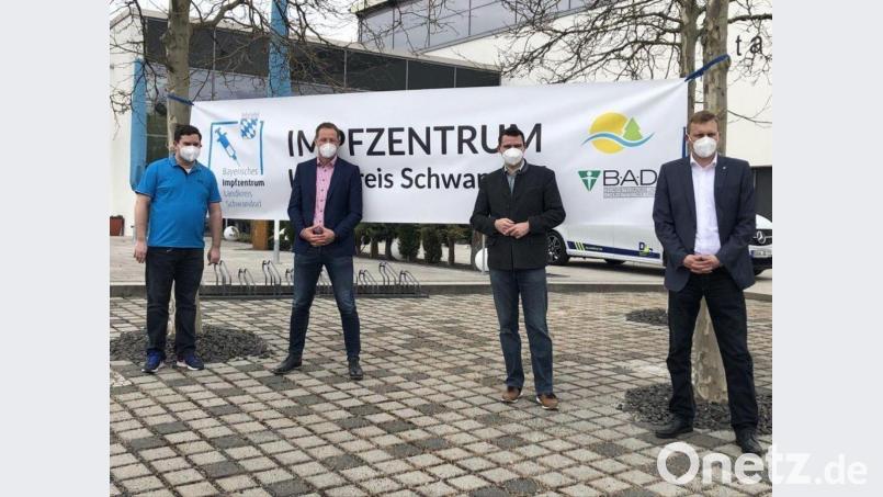 Ärztlicher Leiter Dr. Moritz Maenner, Christian Meyer vom Landratsamv6n 35n2st, Landrat Thomas Ebeling und Bürgermeister Rudolf Seidl (von links) verschafften sich am Ostermontag in der Stadthalle in Maxhütte-Haidhof ein Bild von der an diesem Tag neu eröffneten Außenstelle des Impfzentrums des Landkreises Schwandorf. Bild: Manuel Lischka / exb