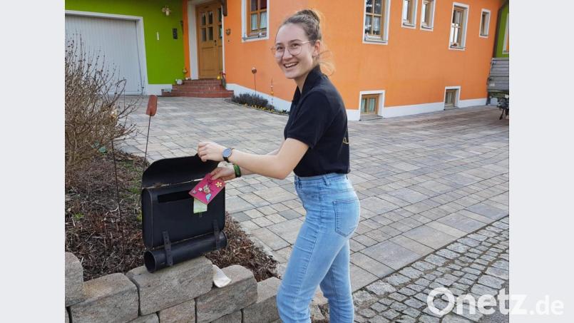 Marie Bäumler war nur eine von vielen Jugendlichen, die die selbstgebastelten Ostergrüße mit dem Häschen in die Briefkästen der Senioren steckten. Die hatten damit viel Freude und merkten, dass sie von den jungen Leuten nicht vergessen sind. Bild: dob