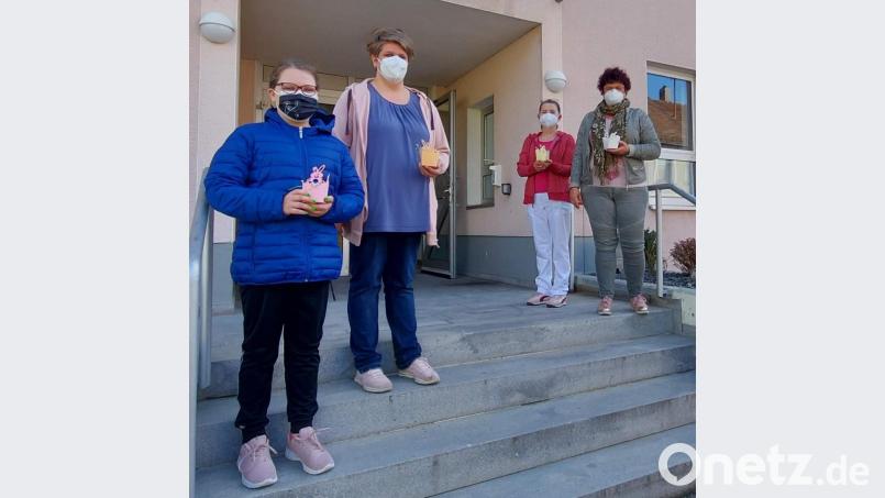 Simone Spörrer (Zweite von links) und ihre Tochter Lea (links) brachten 100 Osternester ins Hirschauer Seniorenheim. Darüber freuten sich auch Heimleiterin Astrid Geitner (rechts) und Gerontotherapeutin Anita Dobmeier. Bild: u